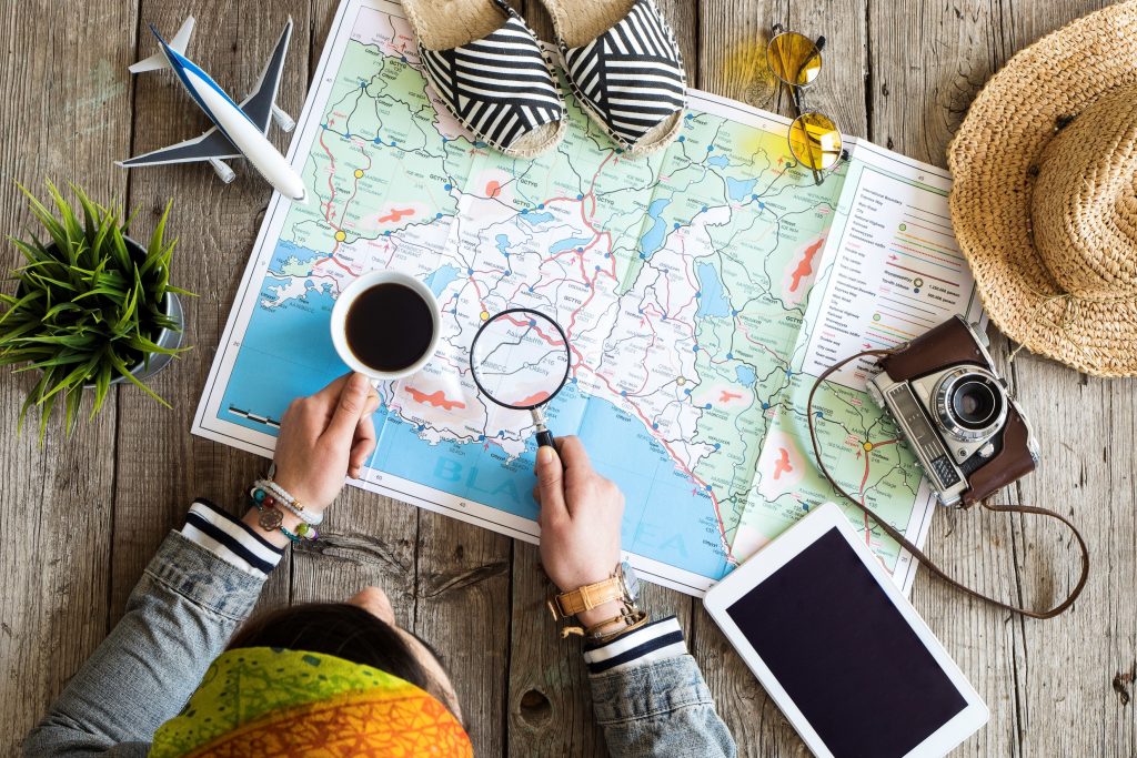 Automobilis paruoštas kelionei prie vilos Maljorkoje su lagaminais